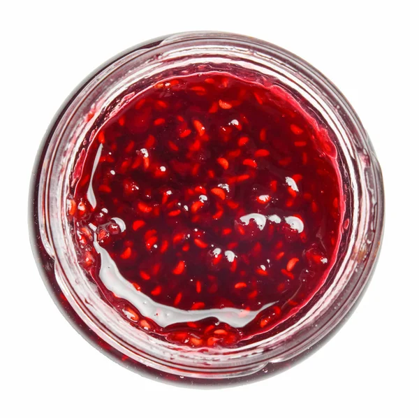 Cam bir kavanozda ahududu reçeli. Beyaz izole arka plan. Yukarıdan görüntüle.