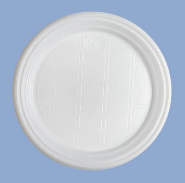 Mavi arka planda izole beyaz plastik tek kullanımlık plaka. Close.