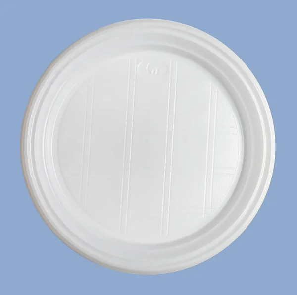 Placa Descartável Plástico Branco Isolado Fundo Azul Close — Fotografia de Stock