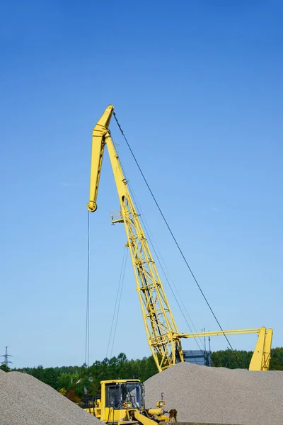 Yellow Hoisting Crane Background Clear Blue Sky Construction Machinery Mountain — Stock Photo, Image