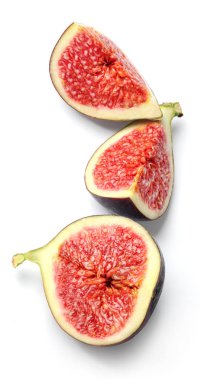 Beyaz bir arka plan üzerinde izole olgun incir dilimleri. İyi doku ve canlı doymuş renkler. Üstte görüntü.