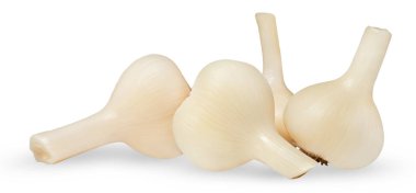 Beyaz arka planda birkaç baş tuzlu sarımsak izole edilmiş. Yan görüş. Kesme yolu.