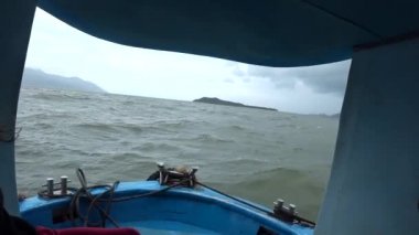 Teknenin dalgalar üzerinde yener