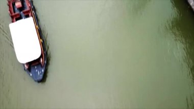 Singapur Nehri üzerinde uçan