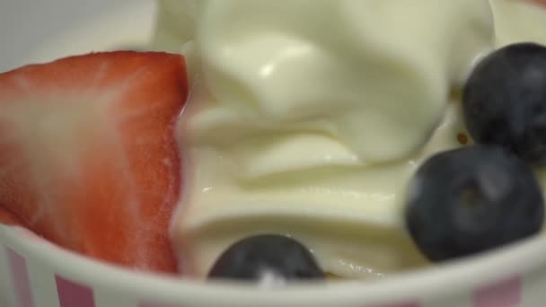 Close Van Fruit Yoghurt Met Stukjes Bosbes — Stockvideo