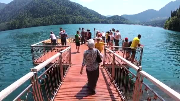 Turisti in piedi sul ponte e guardare il lago — Video Stock