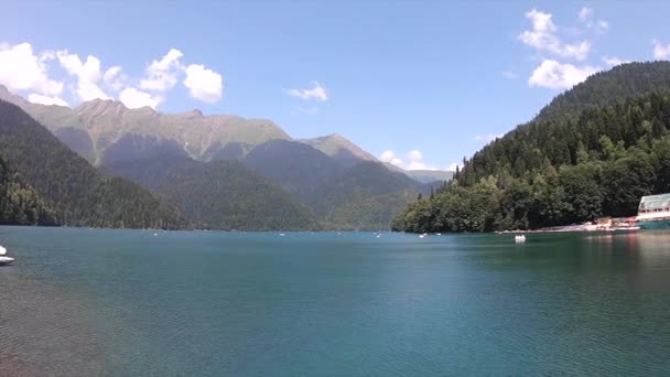 Niebieskie jeziora z widokiem na góry — Wideo stockowe
