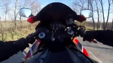 Bir ülke yolda Pov bir motosiklet sürme