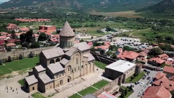 Antenn drönare flygning runt Svetitskhoveli - katedralen i den georgiska kyrkan — Stockvideo