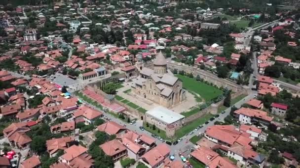 Luchtfoto drone vlucht rond de Svetitskhoveli - kathedraal van de Georgisch-kerk — Stockvideo