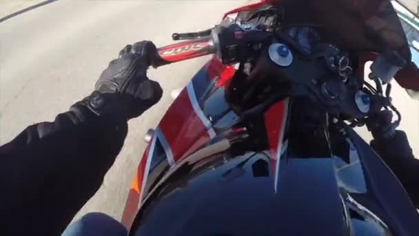 Rijden op een motorfiets in de stad, kijkt de bestuurder naar de gastank Pov — Stockvideo