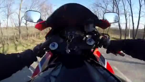 Езда на мотоцикле по проселочной дороге POV — стоковое видео