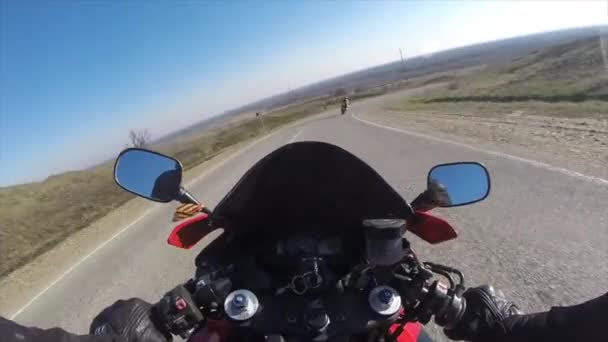 Ιππασία μια μοτοσικλέτα σε έναν επαρχιακό δρόμο, πρωτου προσωπου — Αρχείο Βίντεο