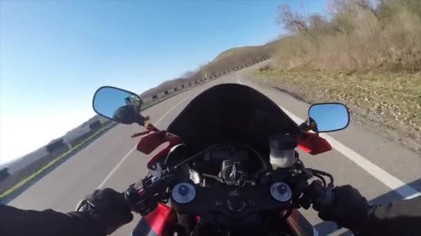 Rijden op een motorfiets op een landweg Pov — Stockvideo