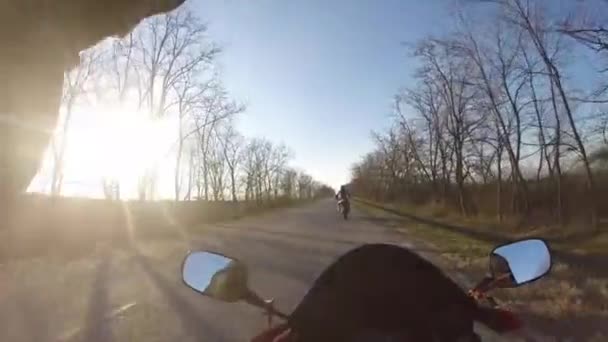 Motorradfahren auf einer Landstraße — Stockvideo