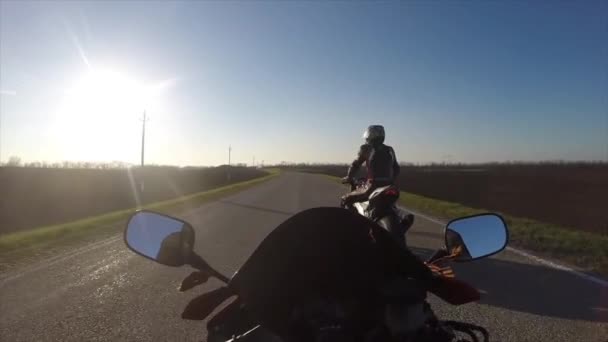 Montar una motocicleta en un camino de campo POV — Vídeos de Stock