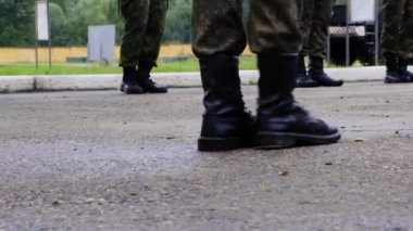 Askeri bölümde askerlerin eğitimi yakın çekim öğrenciler eğitim de bacak larını çekin