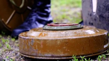 Yağmur sırasında Çernobil alanında tanksavar mayını bere ve kürek ile bir askerin askeri öğrenci odak çeviri yakın çekim