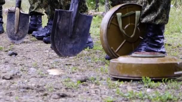 Противотанковая мина на Чернобыльском поле во время дождя военнослужащие курсантов с лопатами — стоковое видео