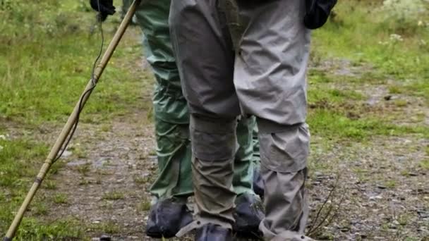 Trois cadets militaires en combinaison de protection avec masque à gaz et détecteur de mines se promènent dans la forêt autour de Tchernobyl — Video