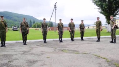 Ordudaki askerleri eğitin. Öğrenciler disipline hazırlanma görevlerini tamamlamak için mücadeleden önce sınıfları yürütürler.