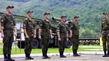 Ordudaki askerleri eğitin. Öğrenciler disipline hazırlanma görevlerini tamamlamak için mücadeleden önce sınıfları yürütürler.