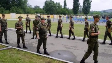 Ordudaki askerleri eğitin. Öğrenciler disipline hazırlanma görevlerini tamamlamak için mücadeleden önce sınıfları yürütürler.