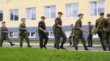 Ordudaki askerleri eğitin. Öğrenciler disipline hazırlanma görevlerini tamamlamak için mücadeleden önce sınıfları yürütürler.