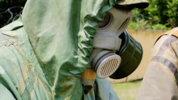 Plusieurs cadets militaires de soldats portant des masques à gaz et des combinaisons de protection pendant les exercices. Risque de rayonnement — Video