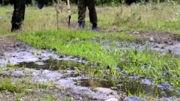 Un charco de barro de lluvia de agua dos soldados de cadetes militares de pie con palas frascos tabletas bosque de Chernobyl — Vídeos de Stock
