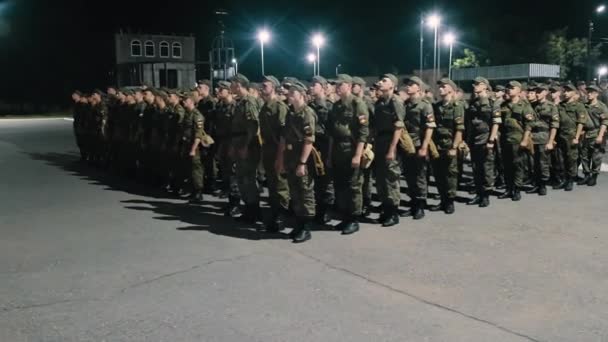 Os soldados conduzem um cheque da tarde de cadetes. Registo de ausentes numa unidade militar durante um trovão em segundo plano — Vídeo de Stock