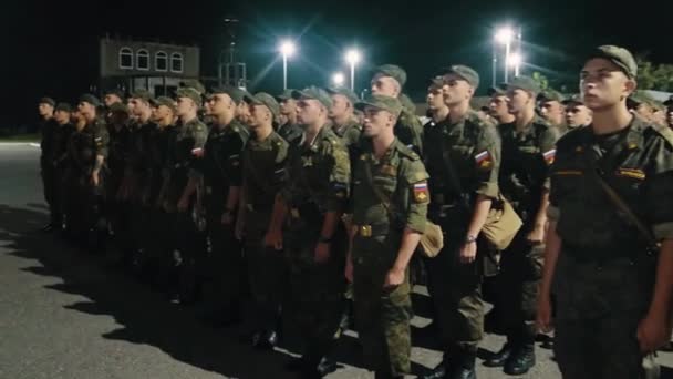 Los soldados llevan a cabo una revisión nocturna de los cadetes. Registro de ausentes en una unidad militar durante un trueno en el fondo — Vídeos de Stock