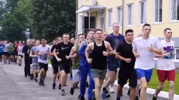 Des cadets sportifs en course matinale. Course en formation sur le territoire d'une base militaire — Video