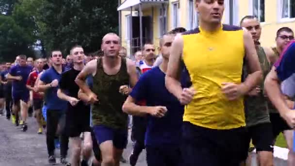 Des cadets sportifs en course matinale. Course en formation sur le territoire d'une base militaire — Video