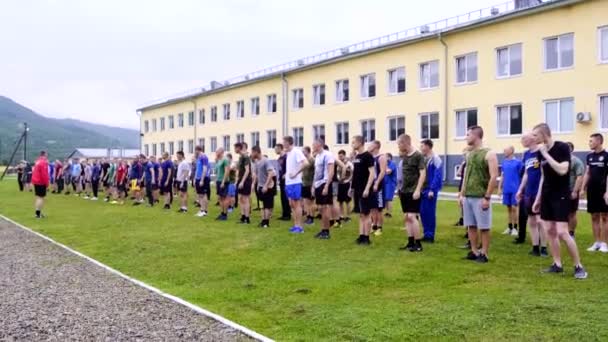 Atletische jongens cadetten op ochtendoefeningen. Opwarmen voor het passeren van normen op een militaire basis — Stockvideo