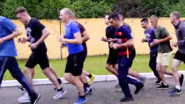 Des cadets sportifs en course matinale. Course en formation sur le territoire d'une base militaire — Video