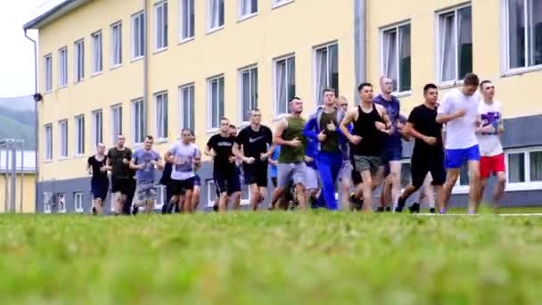 Ragazzi atletici cadetti in una corsa mattutina. Corsa in formazione sul territorio di una base militare — Video Stock