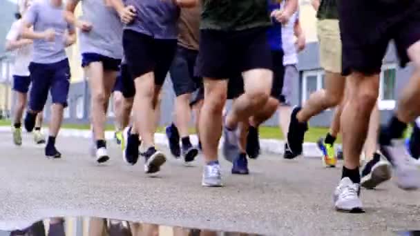 Des cadets sportifs en course matinale. Course en formation sur le territoire d'une base militaire — Video