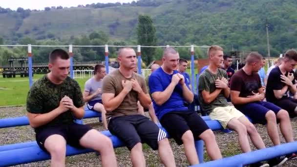 Deportes chicos haciendo ejercicios en los músculos abdominales brazos cruzados — Vídeos de Stock