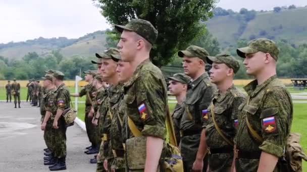 Entrenar soldados en el ejército. Los estudiantes realizan clases antes de la lucha para completar las tareas de preparación para la disciplina — Vídeos de Stock