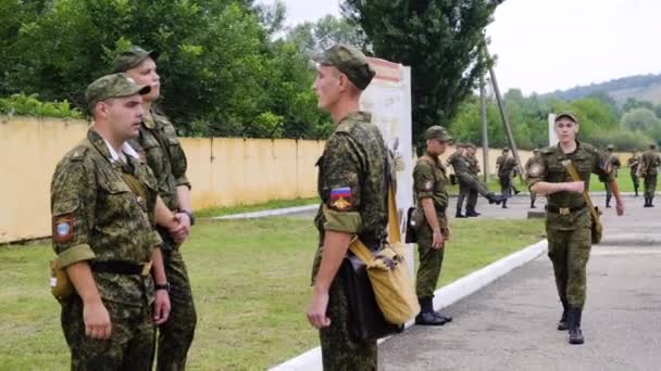 Szkolenie żołnierzy w wojsku. Studenci prowadzą zajęcia przed walką, aby ukończyć zadania przygotowania do dyscypliny — Wideo stockowe