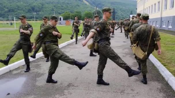 Підготовка солдатів у військовій. Студенти проводять заняття перед боротьбою, щоб завершити завдання підготовки до дисципліни — стокове відео