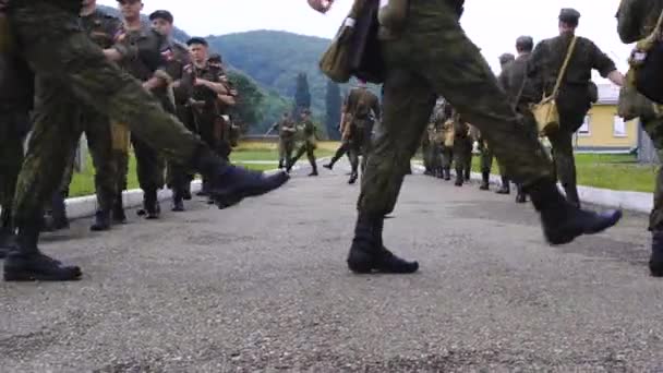 Training soldiers in the military. Students conduct classes before the fight to complete the tasks of preparing for the discipline — Stock Video