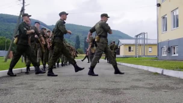 Kiképző katonák a hadseregben. A hallgatók a harc előtt végeznek osztályokat, hogy teljesítsék a felkészülést a fegyelem — Stock videók