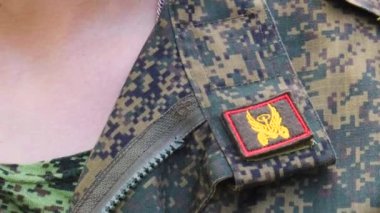 Rusya, Maykop - 29 Temmuz 2019. Askeri üniformaya yakın çekim yap. Rus otomobil askerleri
