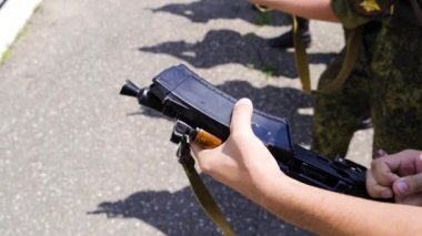 Teftiş, kontrol silahları gösteriyor. Ak-47 askeri.
