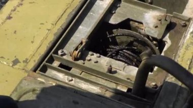 Bir askeri öğrenci, bir Kamaz kamyonuna dayanan duba parkının iç kompartımanı olan bir dubada çalışıyor.