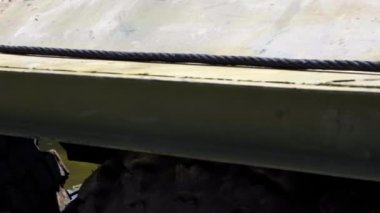 Kamaz kamyonuna dayalı duba parkının iç kompartımanına sahip askeri köprü.