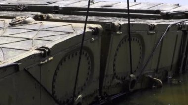 Kamaz kamyonuna dayalı duba parkının iç kompartımanına sahip askeri köprü.