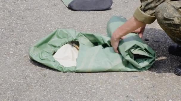 Askeri öğrenci asker kimyasal koruma elbisesi topluyor. — Stok video